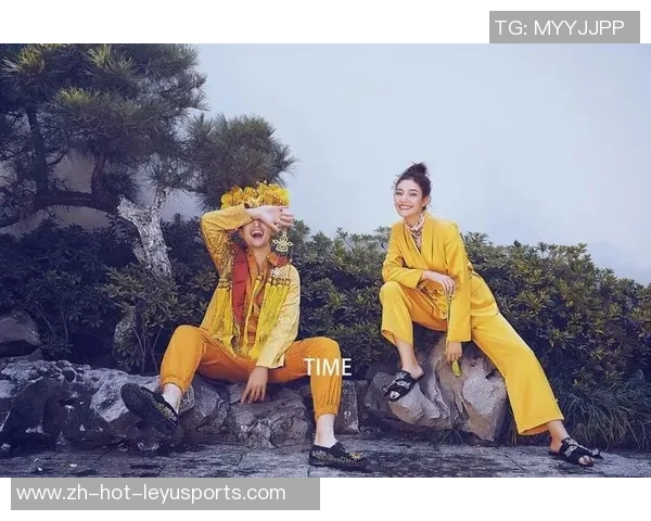 甜蜜绿茵场上的爱恋瞬间情侣写真足球场景记录你我之间的浪漫时光